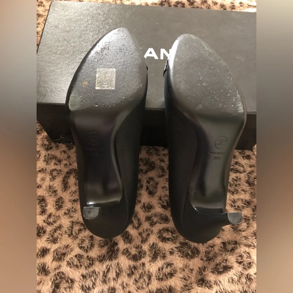 2019 Interlocking CC Logo Chanel Leather Pumps - Picture 13 of 13